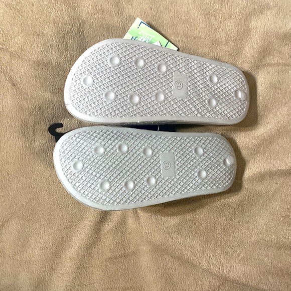 Extremely Me Silver Glitter Pool Slides - Picture 4 of 5